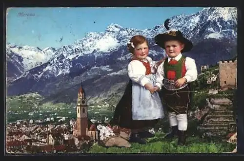AK Meran, Blick von einer Anhöhe auf den Ort, Kleines Paar in Tracht