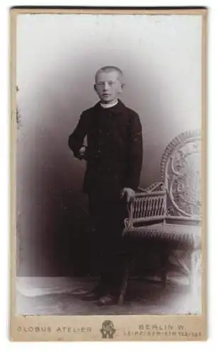 Fotografie Globus Atelier, Berlin, Leipziger-Str. 132 /137, Junger Knabe im Sonntagsstaat mit stoischem Blick