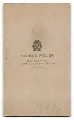 Fotografie Globus Atelier, Berlin, Leipziger-Str. 132 /137, Junger Knabe im Sonntagsstaat mit stoischem Blick