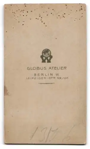 Fotografie Globus Atelier, Berlin, Leipziger Str. 132 /137, Bürgerliche Dame im gemusterten Kleid mit Zierfalten