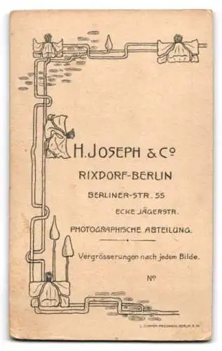 Fotografie H. Joseph & Co., Rixdorf, Berlinerstr. 55, Kleines Mädchen im Kleid mit Kette und unzufriedenem Blick