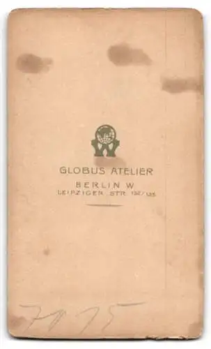 Fotografie Globus Atelier, Berlin, Leipziger Str. 132 /135, Bürgerliche Dame mit hochgestecktem Haar mit Portraitbrosche