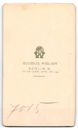 Fotografie Globus Atelier, Berlin, Leipziger Str. 132 /135, Bürgerliche Frau mit stoischem Blick und einer Brosche