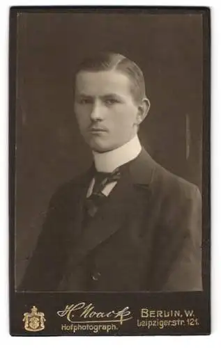 Fotografie H. Noack, Berlin, Leipzigerstr. 121, Junger Mann im Anzug mit pomadisiertem Haar und ernstem Blick