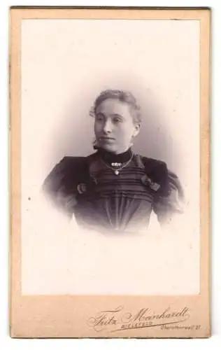 Fotografie Fritz Meinhardt, Bielefeld, Obernthornwall 31, Junge Frau im eleganten Kleid mit einem Medaillon