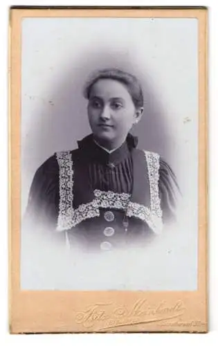 Fotografie Fritz Meinhardt, Bielefeld, Obernthorwall 31, Junge Frau im Kleid mit verziertem Revers und Zierknöpfen