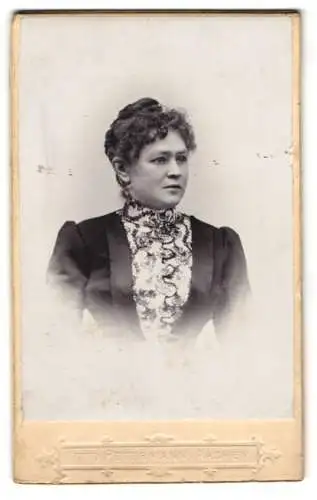 Fotografie Otto Petermann, Aachen, Kurhaus-, Ecke Promenadenstr., Bürgerliche Dame mit lockigem Haar und Zierbluse