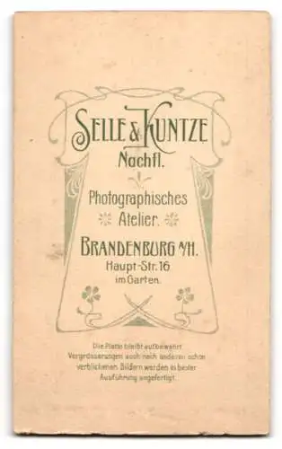 Fotografie Selle & Kuntze, Brandenburg a. H., Haupt-Str. 16, Junge Frau im taillierten Kleid mit Puffärmeln