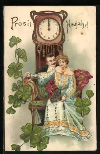 AK Liebespaar sitzt neben einer Uhr umgeben von Kleeblättern, Prosit Neujahr