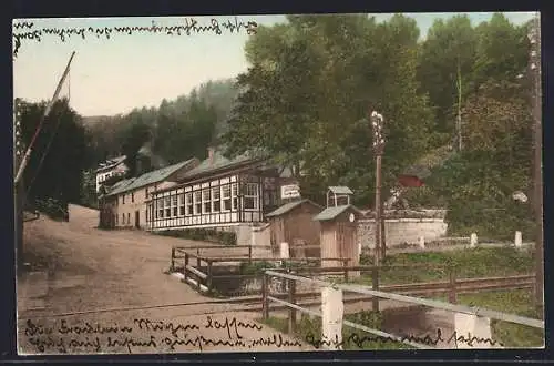 AK Rentzschmühle /Jocketa, Gasthof Lochhaus, vom Bahnübergang gesehen