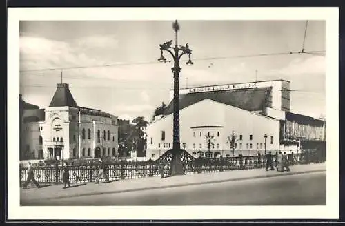 AK Berlin, Weidendammer Brücke mit Theater am Schiffbauerdamm und Friedrichstadt-Palast