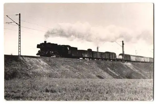 Fotografie Deutsche Reichsbahn DDR, Güterzug mit Dampflok, Lokomotive Nr. 03 120