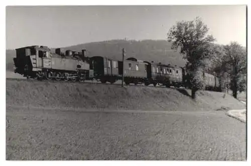 Fotografie Deutsche Reichsbahn DDR, Personenzug mit Dampflok Lokomotive Nr. 94 2058