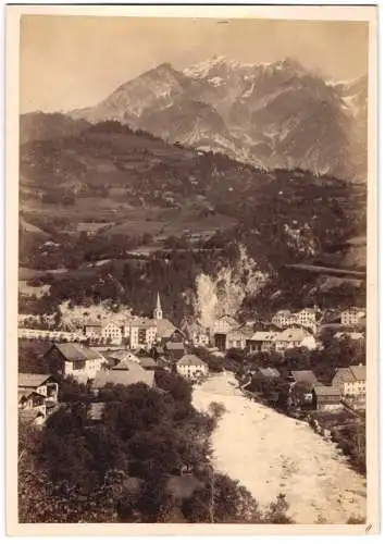 Fotografie unbekannter Fotograf, Ansicht Pians i. Tirol, Blick auf den Ort mit Alpenpanorama, Grossformat 20 x 28cm