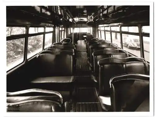 Fotografie unbekannter Fotograf, Ansicht Iserlohn, Innenansicht eines Obus Wagen 488, Sitzreihen, Gelenkbus