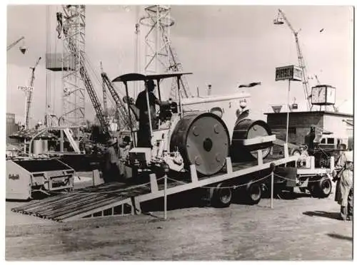 Fotografie Gerhard Meyer, Hannover, Ansicht Salzgitter, Baumaschinenmesse, Scheid Dampfwalze auf dem Messegelände