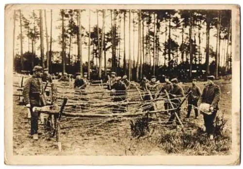 Fotografie J. H. Hennings & Co., Hamburg, deutsche Pioniere bauen spanische Reiter hinter russisch-polnischer Front