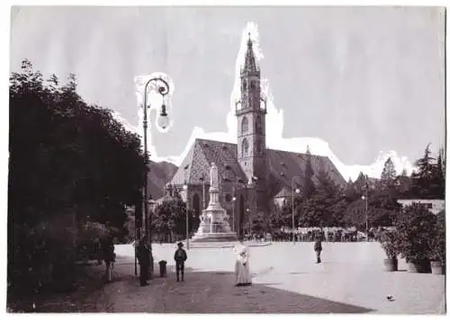 Fotografie unbekannter Fotograf, Ansicht Bozen, Blick auf den Waltherplatz mit Kirche und Denkmal, Fotografen Retusche
