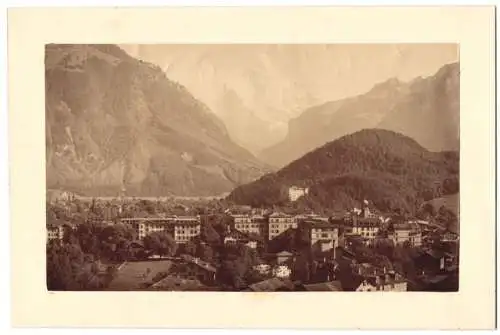 Fotografie unbekannter Fotograf, Ansicht Interlaken, Blick auf die Stadt mit Alpenpanorama