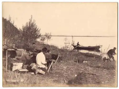 Fotografie unbekannter Fotograf und Ort, russische Fischer an der unteren Wolga, 1897, Tracht, Angeln