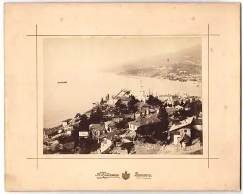 Fotografie A. Zimmerman, Sewastopol, Ansicht Jalta, Blick auf den Ort mit Hafen, 1897
