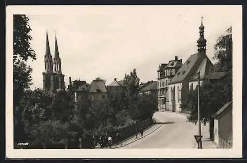 AK Oelsnitz i. V., Strassenpartie mit Kirche