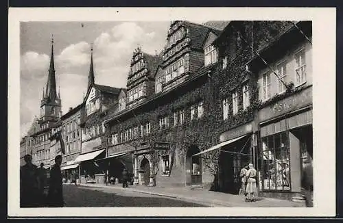 AK Saalfeld / Saale, Strassenpartie, Apotheke, Das bunte Lädchen