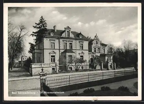 AK Bad Schmiedeberg, SV-Moorsanatorium mit Strassenpartie