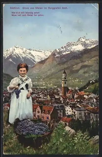 AK Meran, Kleine Winzerin an einem Korb roter Trauben, im Hintergrund die Stadt