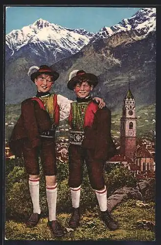 AK Meran, Südtiroler Knaben in Tracht vor dem Ort