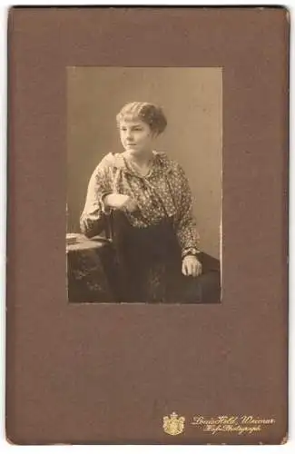 Fotografie Louis Held, Weimar, Junge Frau in geblümter Bluse