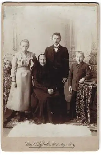 Fotografie Carl Schultz, Weissenberg i. S., Familienfoto mit Grossmutter und drei Enkelkindern