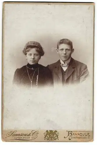 Fotografie Samson & Co., Hannover, Ernst Augustplatz 5, Portrait eines eleganten jungen Paares