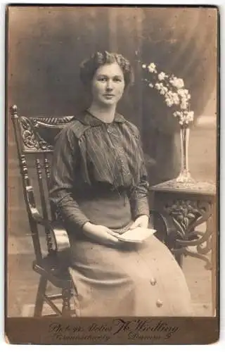 Fotografie A. Wiedling, Braunschweig, Damm 9, Junge Dame in gestreifter Bluse mit Buch in der Hand