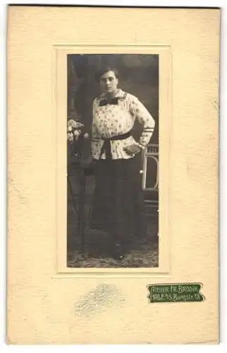 Fotografie Atelier Fr. Brodnick, Halle a. S., Burgstr. 18, Junge Frau in gemusterter Bluse mit Matrosenkragen