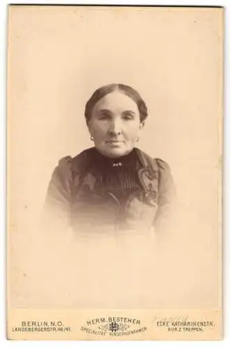 Fotografie Herm. Besteher, Berlin, Landsbergerstr. 46, Portrait einer älteren Dame im hochgeschlossenen Kleid