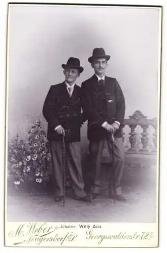 Fotografie M. Weber, Neugersdorf i. S., Georgswalderstr. 72d, Zwei Herren mit Hüten und Gehstöcken