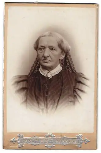 Fotografie Carl Timm, Harburg, Lindenstrasse 18, Ältere Dame mit Gemme und Spitzenschleier