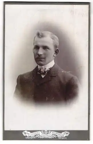 Fotografie A. Dietrich, Glauchau, Leipzigerstr., Junger Herr in kariertem Anzug mit Fliege