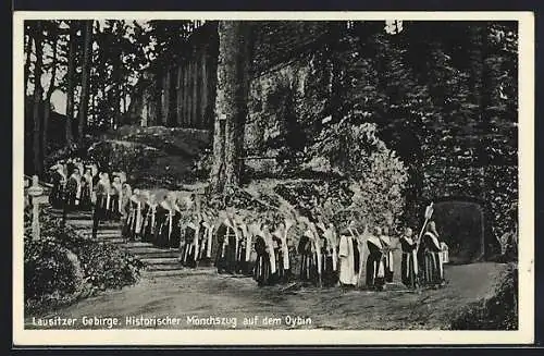 AK Oybin /Lausitzer Gebirge, Historischer Mönchszug auf dem Berg