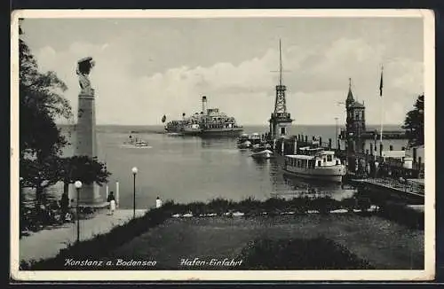 AK Konstanz a. Bodensee, Schiffe an der Hafen-Einfahrt