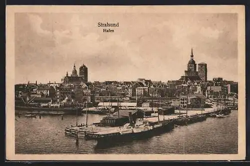 AK Stralsund, ein Dampfer liegt im Hafen, Blick zur Stadt