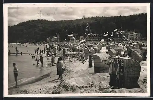 AK Binz auf Rügen, Strandkörbe am Meer