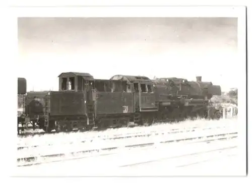 Fotografie Herm. Dieckmeyer, Hagen, Deutsche Bahn, Dampflok, Lokomotive Nr. 50 2522 in Husum auf Abstellgleis