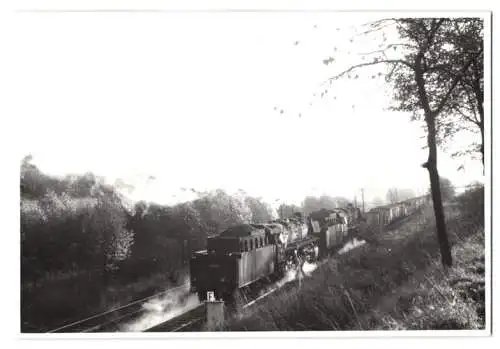 Fotografie Deutsche Bahn, Güterzug mit Dampflok, Lokomotive Nr. 44 1255 & 44 093 im Sauerland