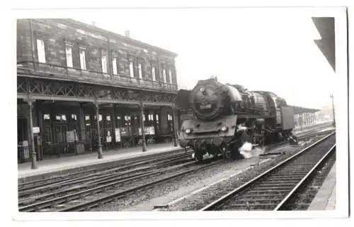 Fotografie unbekannter Fotograf, Ansicht Hof / Bayern, Dampflok Nr. 22 030 der Deutschen Bahn im Bahnhof