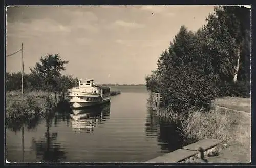 AK Kolberg / Königs Wusterhausen, Hafen am Strandkasino mit Boot