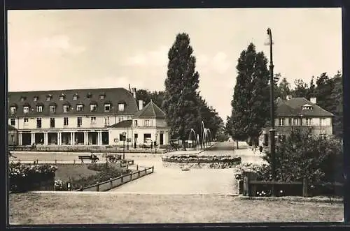 AK Bad Saarow-Pieskow, Johannes-R.-Becher-Platz mit Brunnen