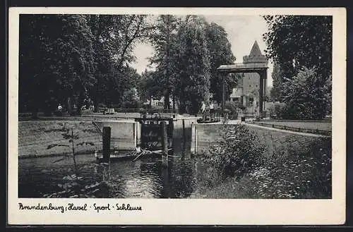 AK Brandenburg /Havel, Ruderboot an der Sport-Schleuse