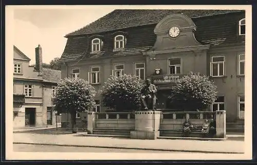 AK Stavenhagen, Strassenpartie mit Denkmal